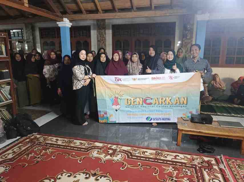 Kegiatan Literasi Keuangan dengan Tema Bahaya Dampak Pinjaman Online (Pinjol) Ilegal dan Investasi Ilegal Kepada Warga Kampung